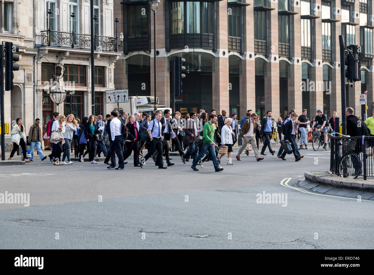 Großbritannien, England, London.  Morgen Fußgänger auf dem Weg zur Arbeit, Westminster. Stockfoto