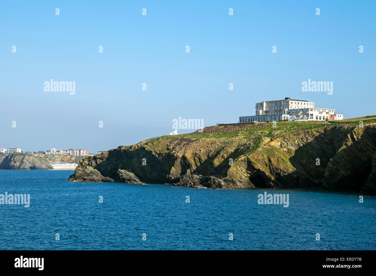 Das Atlantic Hotel hoch auf den Klippen über dem Meer bei Newquay in Cornwall, England, UK Stockfoto
