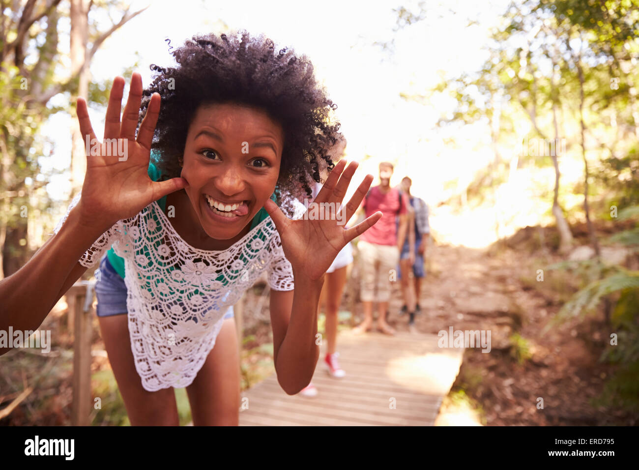 Frau auf Wanderung mit Freunden machen, Pilling Gesicht in die Kamera Stockfoto