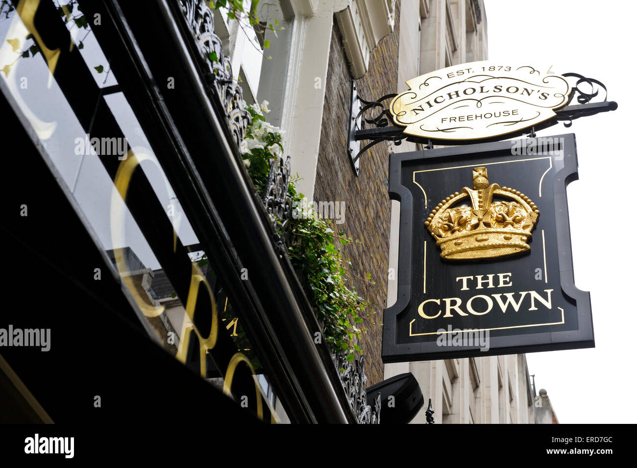 Ein Banner mit einer Krone vor der berühmten Pub, London, England. Stockfoto