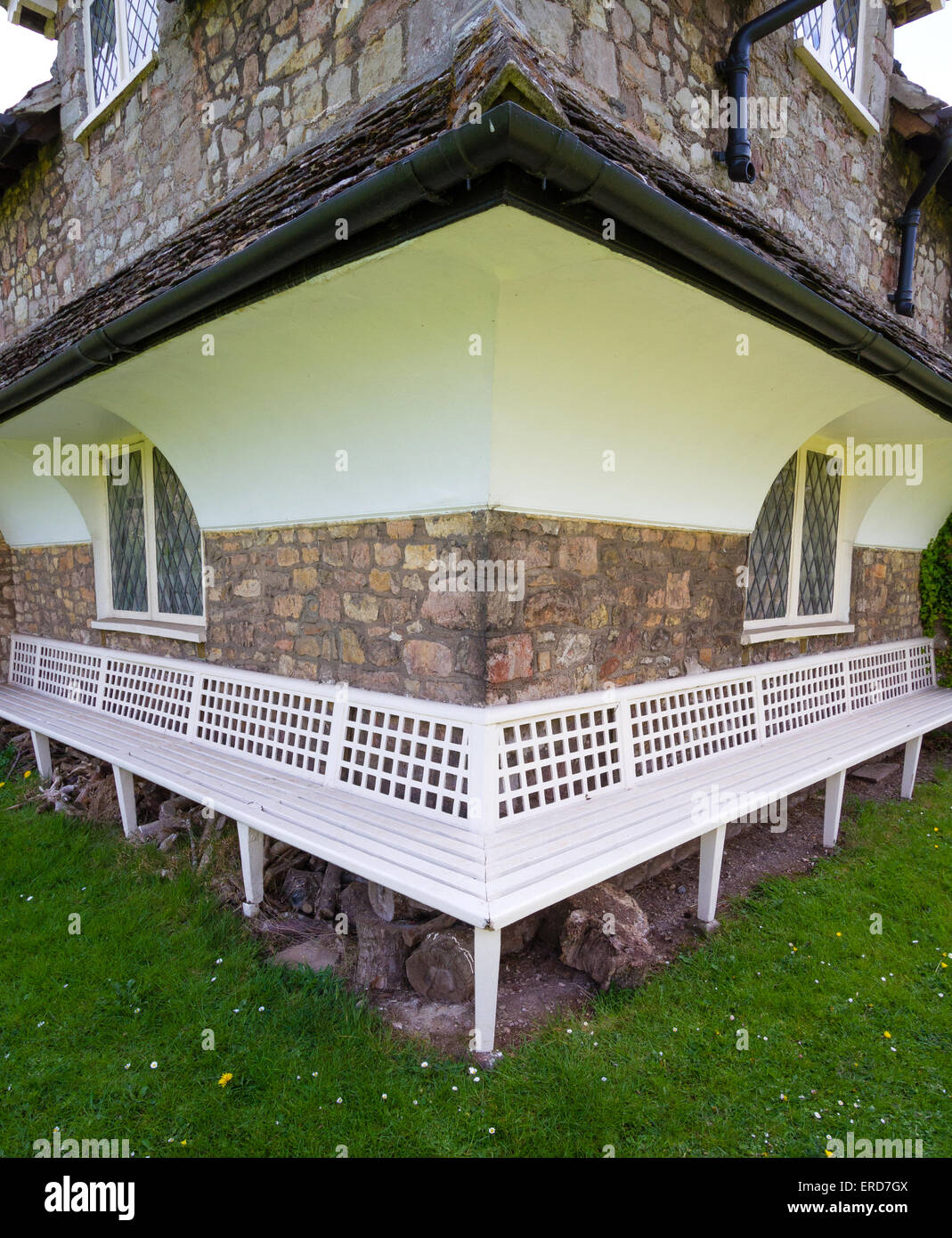 Ersatzbank Ecke des Diamond Cottage bei Blaise Hamlet - eine malerische Stilgruppe von neun Hütten, entworfen von John Nash Stockfoto