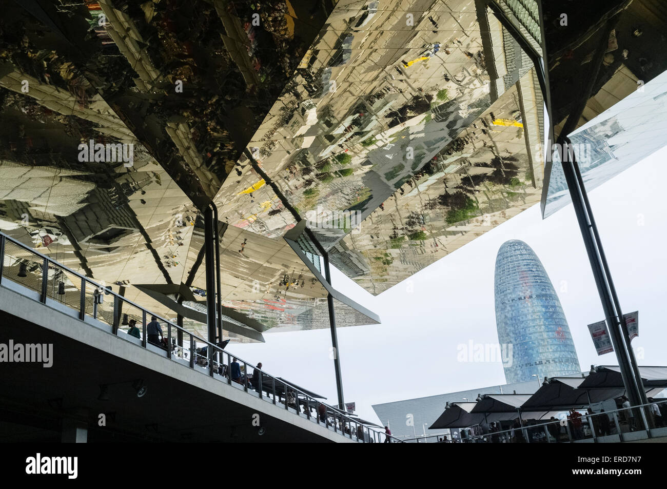 AGBAR-Turm und verspiegelte Decke von Els Encants Open-Air-Flohmarkt, Barcelona, Spanien Stockfoto