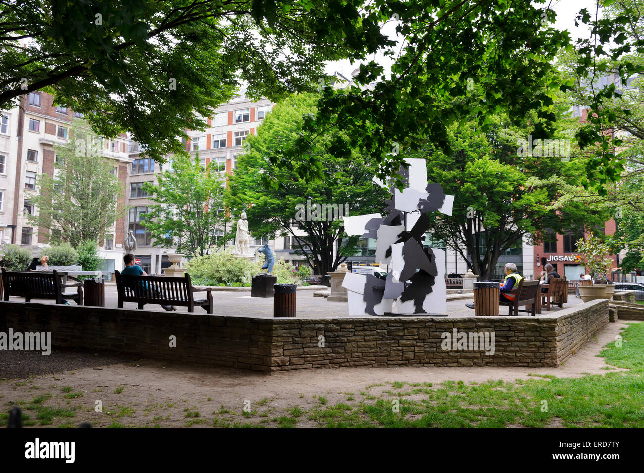 Ein kleiner Garten in der Golden Square im Zentrum von London, England, Vereinigtes Königreich. Stockfoto