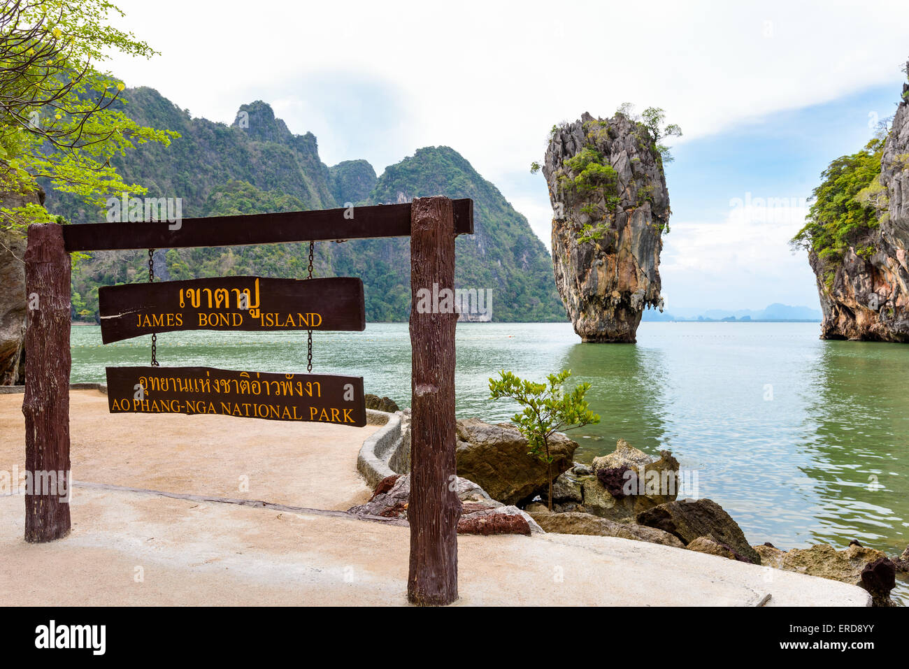 Typenschild Sehenswürdigkeiten Aussichtspunkt am Strand Strand von Khao Tapu oder James Bond Island in Ao Phang Nga Bay National Park, Thailand Stockfoto