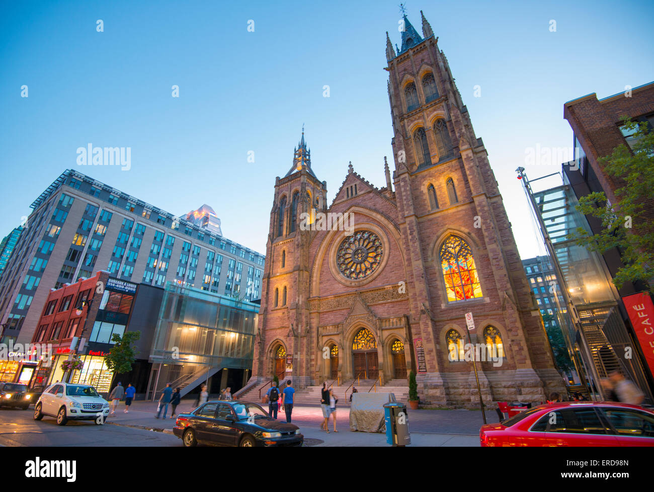 Familienspaß in Montreal, Quebec, Kanada. Saint Catherine Street Christ Church Cathedral Stockfoto