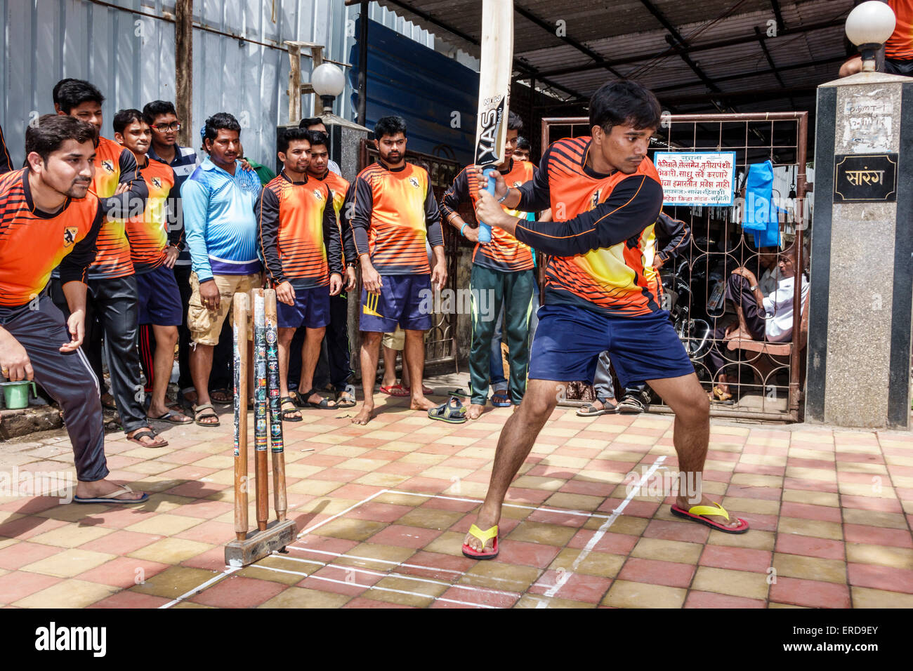 Mumbai Indien, Lower Parel, Dhuru Wadi, Sitaram Jadhav Marg, Straße, Box-Cricket-Spiel, Charity-Schläger, Spieler, Mann Männer männlich, India150301067 Stockfoto