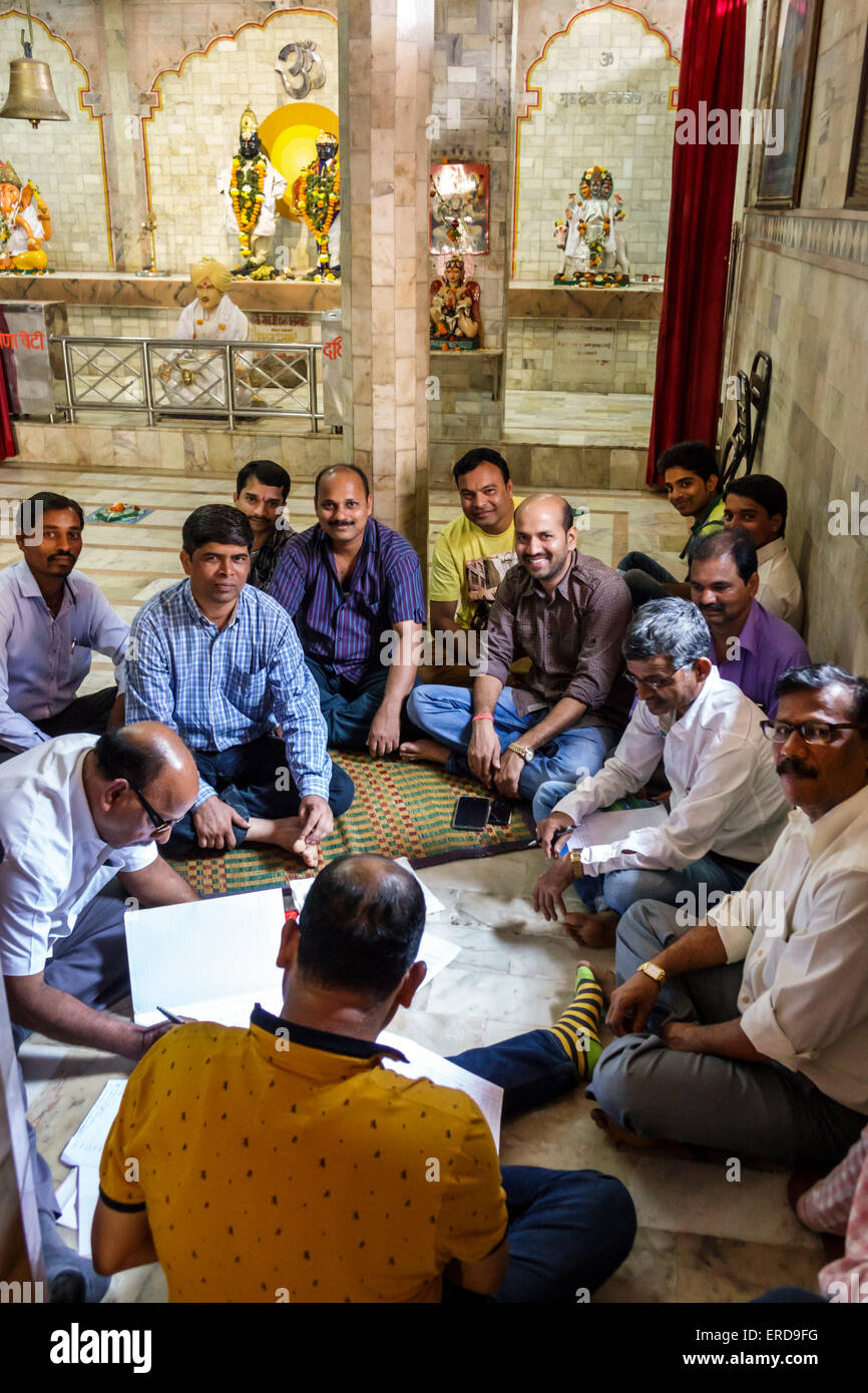 Mumbai Indien, Lower Parel, Sitaram Jadhav Marg, Straße, Jai Hanuman Mandir Tempel, Hindu, bindi, Jain, Mann Männer männlich, sitzend, Treffen, Indien150301079 Stockfoto