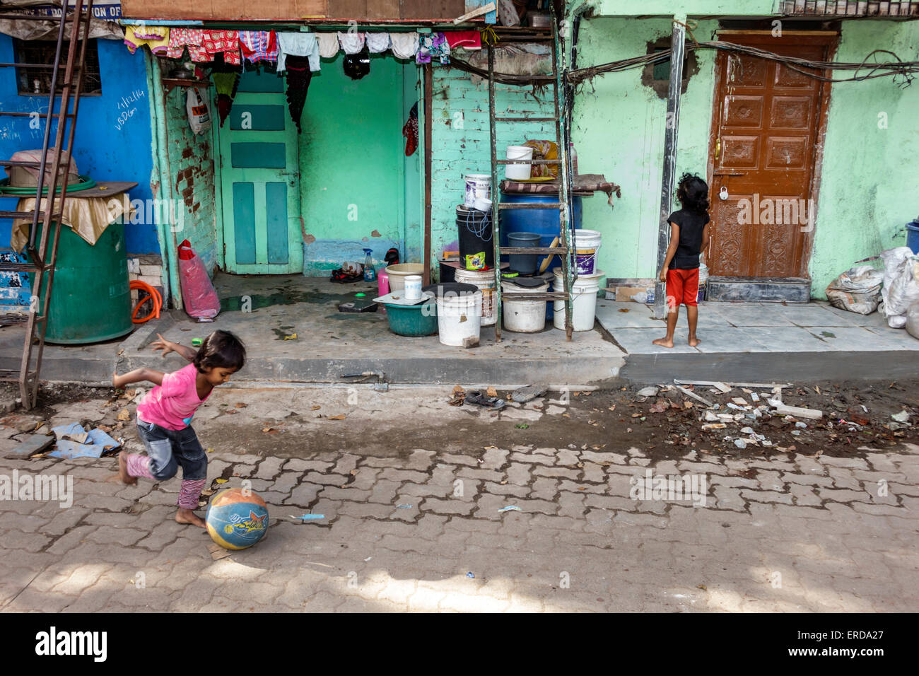 Mumbai Indien, Mahalaxmi, Mahalakshmi Nagar, Mahalakshmi Nagar, Mädchen, Jugendliche, weibliche Kinder Kinderheim, außen, Slum mit niedrigem Einkommen, Armut, han Stockfoto