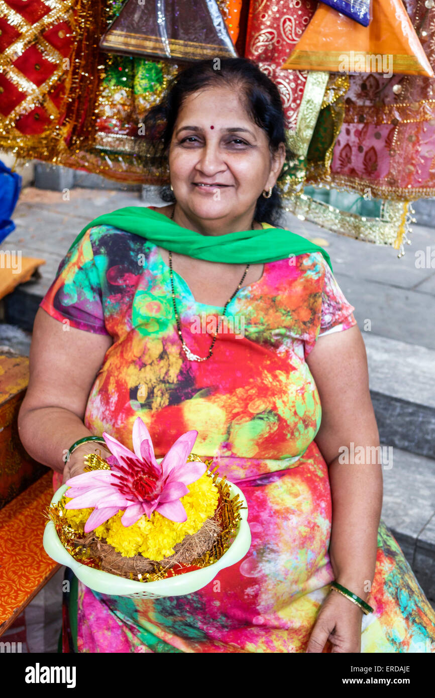 Mumbai Indien, Breach Candy, Cumballa Hill, weibliche Frauen, Verkauf, Verkauf, Lotus, Blume, bindi, Indien150301226 Stockfoto