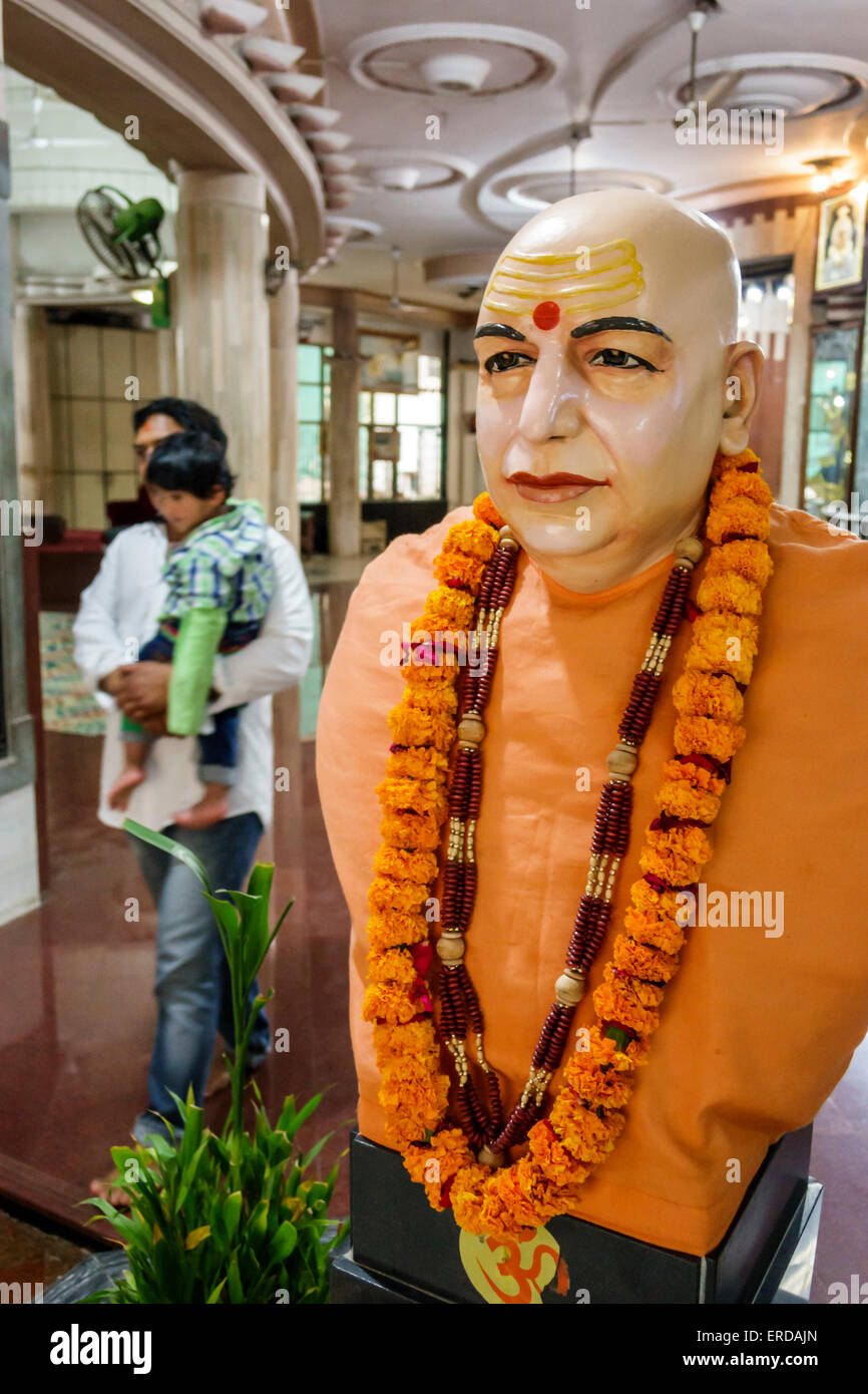 Mumbai Indien, Breach Candy, Cumballa Hill, Shri Sadhubella Krishna Tempel, Religion, religiös, innen, Statue, Mann Männer männlich, Gründer, bindi, India15030 Stockfoto