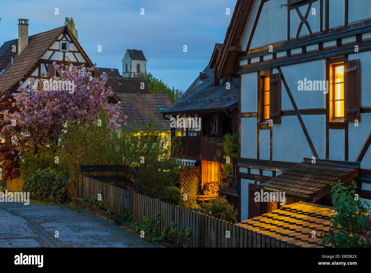 Abend in Allschwil-Dorf, Kanton Basel-Landschaft, Schweiz. Stockfoto