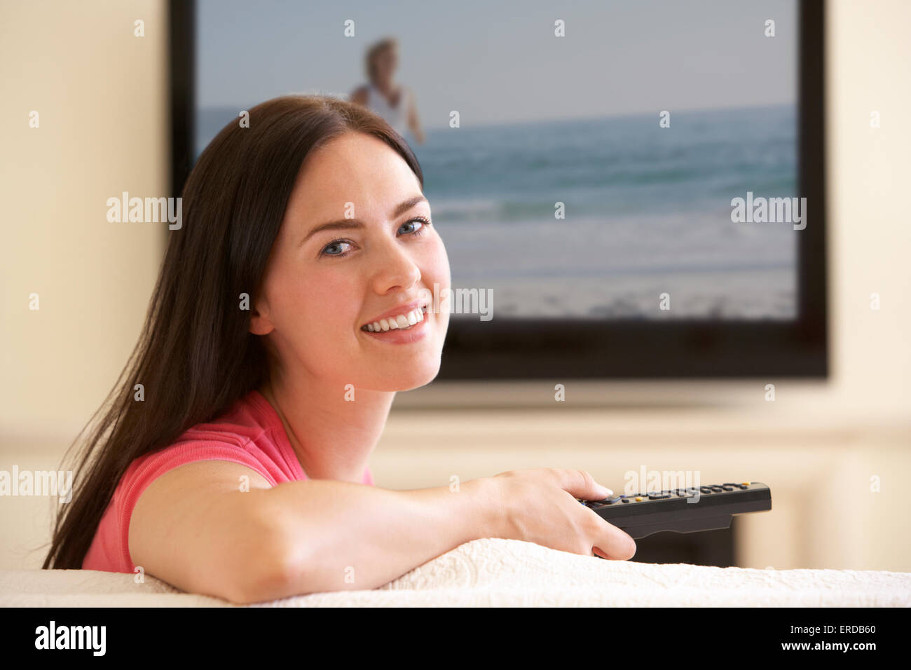 Frau vor dem Breitbild-Fernseher zu Hause Stockfoto