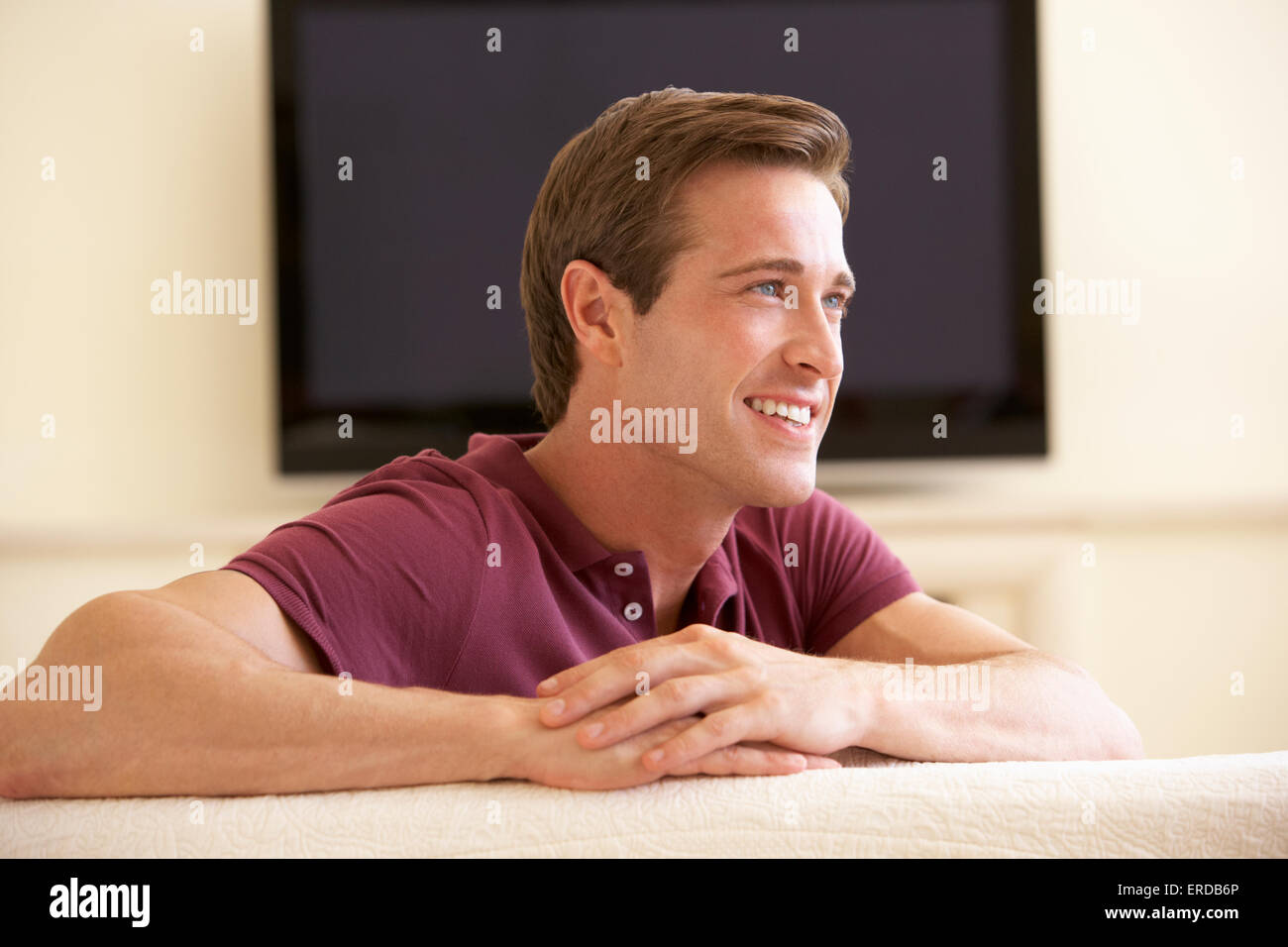 Mann vor dem Breitbild-Fernseher zu Hause Stockfoto