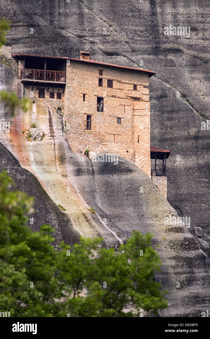 Das heilige Kloster Roussanou ist nach der ersten Einsiedler benannt, die sich auf dem Felsen von Meteora, im Bezirk von Thessalien, Griechenland Stockfoto