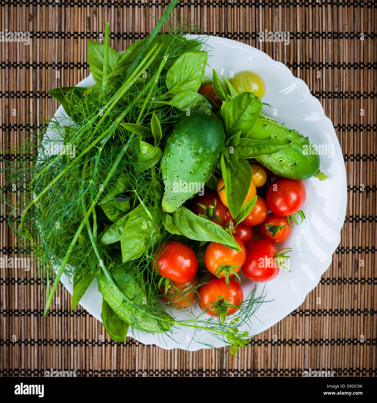 Frisches Gemüse und Kräuter vom Garten in Schüssel, Draufsicht Stockfoto