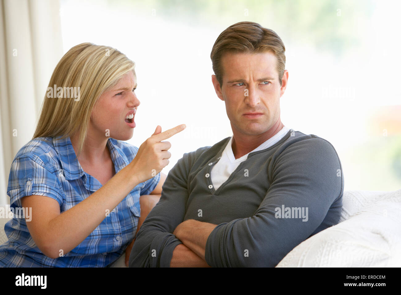 Junges Paar mit Argument zu Hause Stockfoto