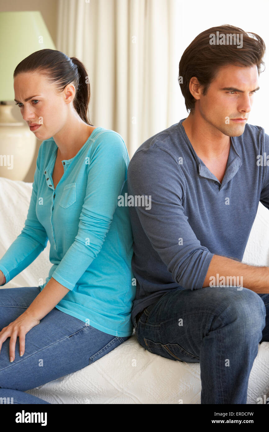 Junges Paar mit Argument zu Hause Stockfoto