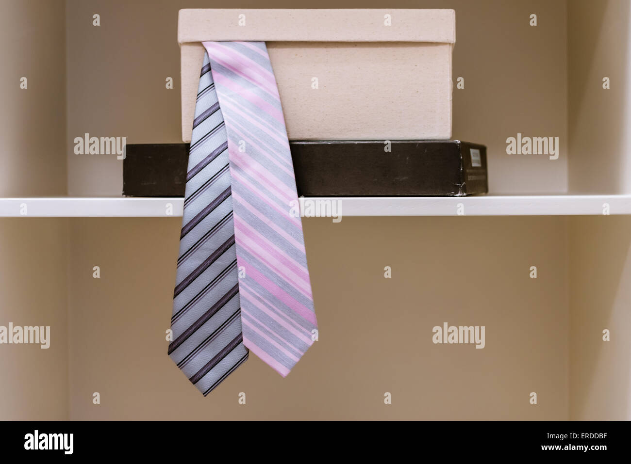 Zwei Männer Krawatten hängen von einem Kasten in einem Schrank Stockfoto