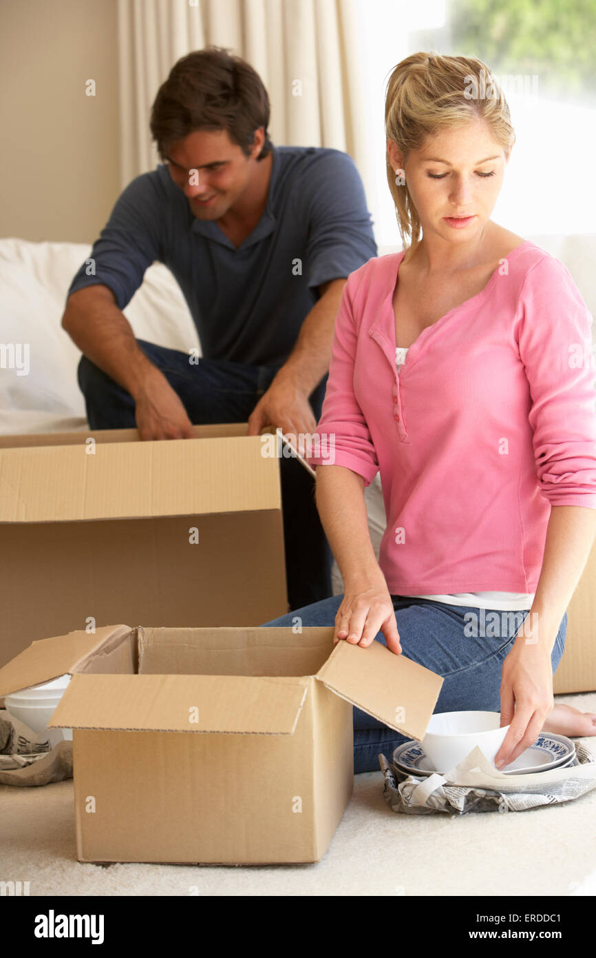 Junges Paar Umzug ins neue Zuhause Auspacken Boxen Stockfoto
