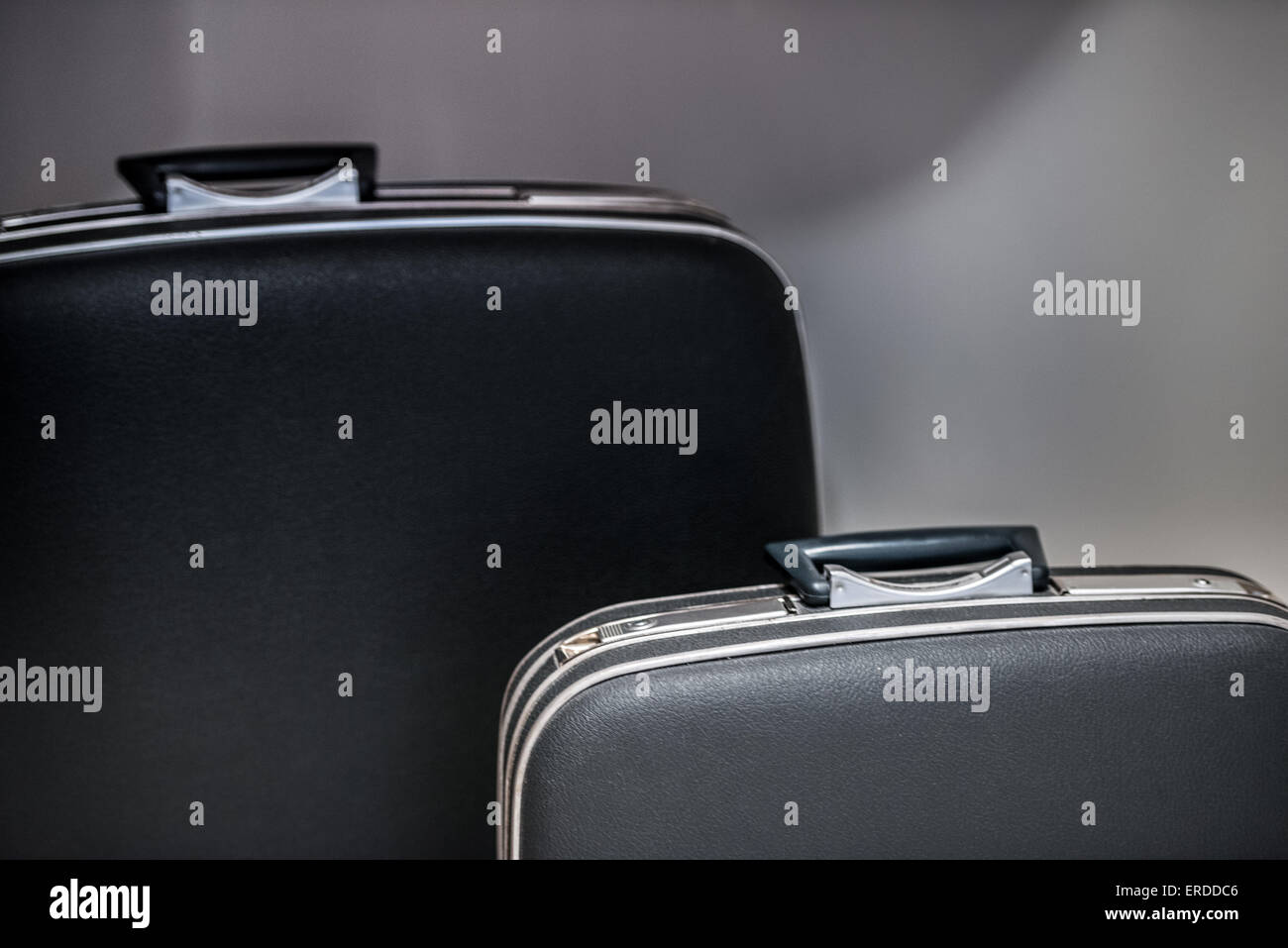 Maskuline Retro-Koffer wartet auf Reisen Stockfoto