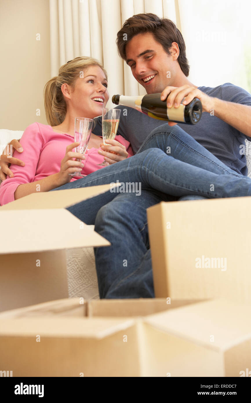 Junges Paar Einzug in die neue Heimat feiern mit Champagner Stockfoto