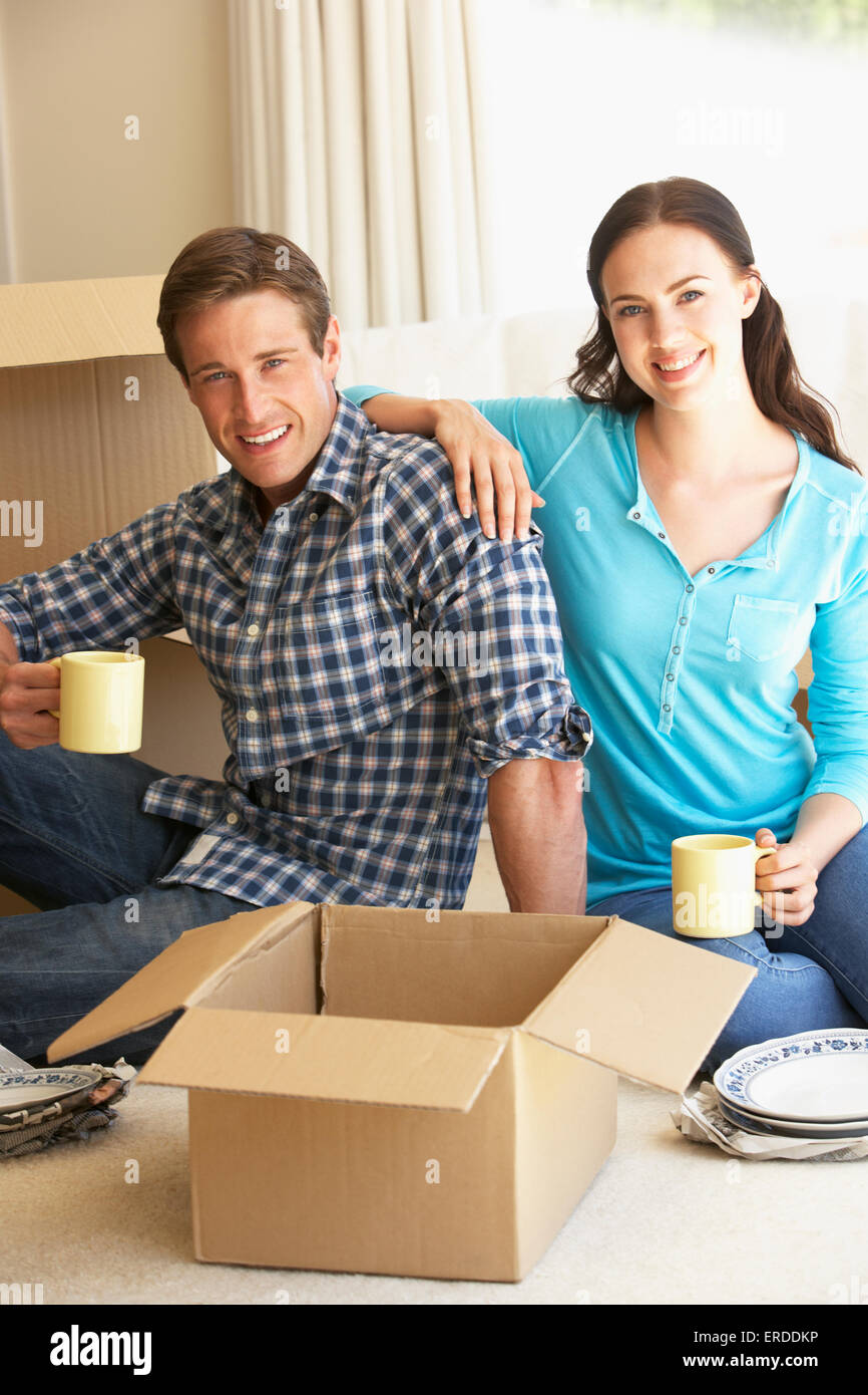 Junges Paar Umzug ins neue Zuhause Auspacken Boxen Stockfoto