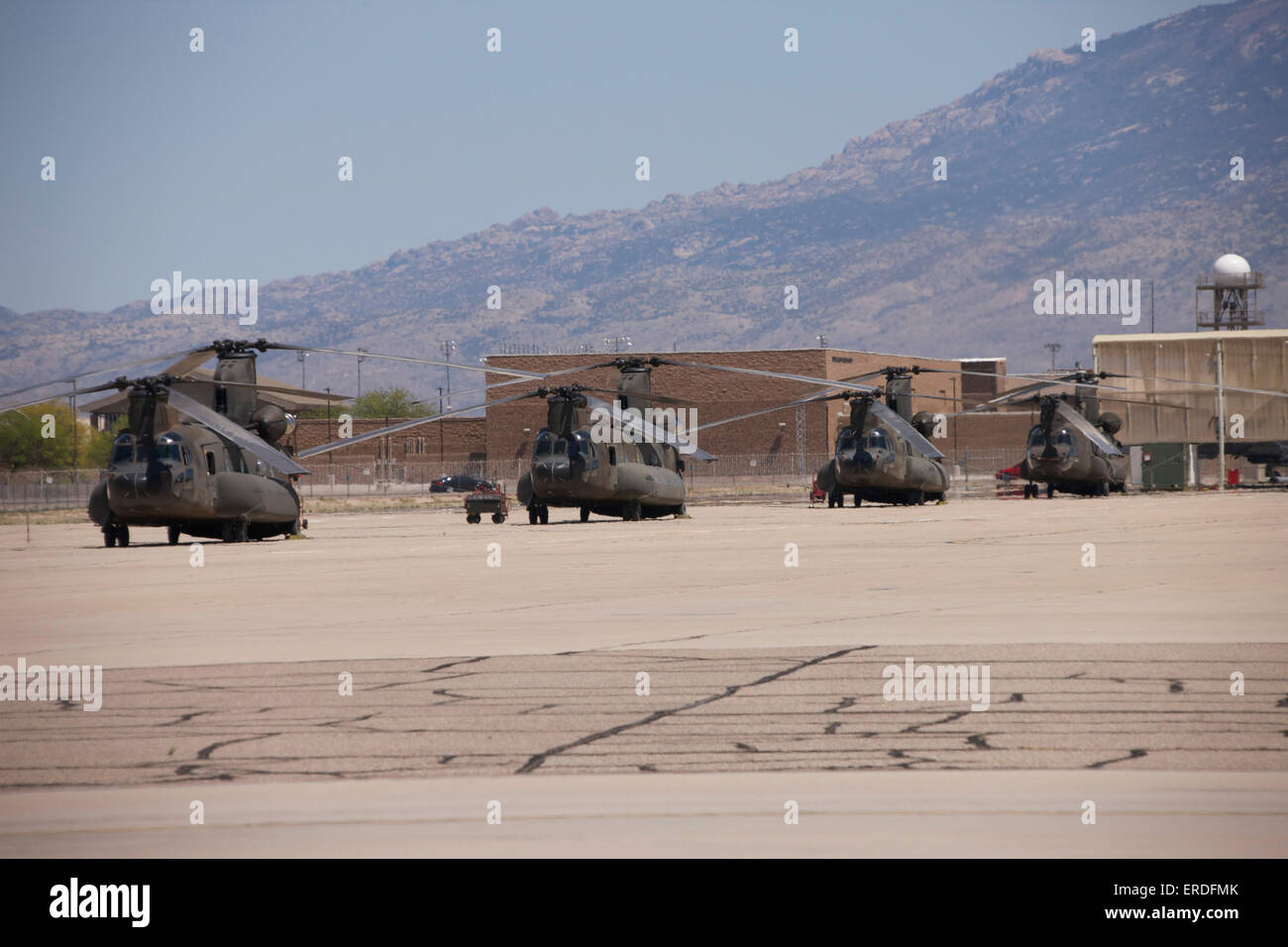 CH-47 Chinook-Hubschrauber auf dem Flug Linie auf der Davis-Monthan Air Base während des Trainings Angel Thunder 2013. Stockfoto