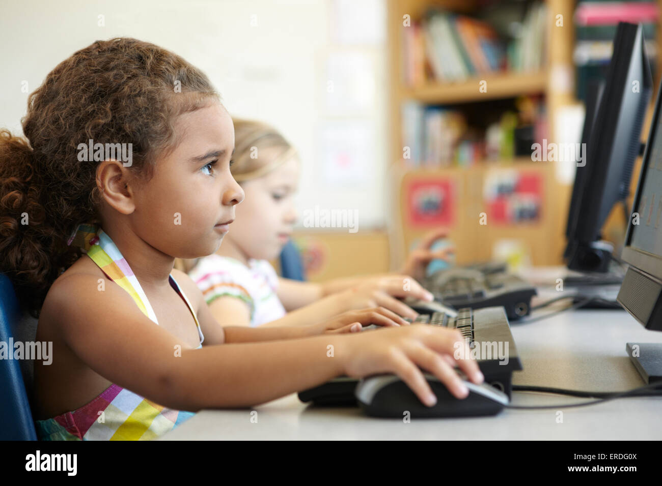 Schüler der Grundschule In Computer-Klasse Stockfoto