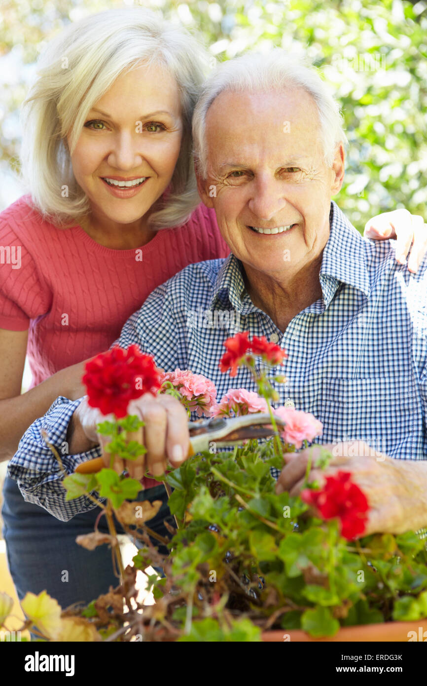 Mitte Alter Frau und Vater im Garten Stockfoto
