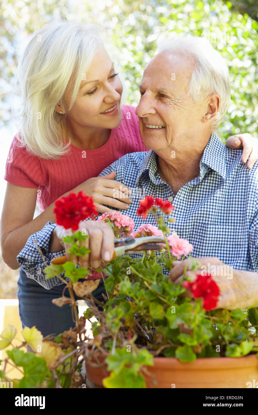 Mitte Alter Frau und Vater im Garten Stockfoto