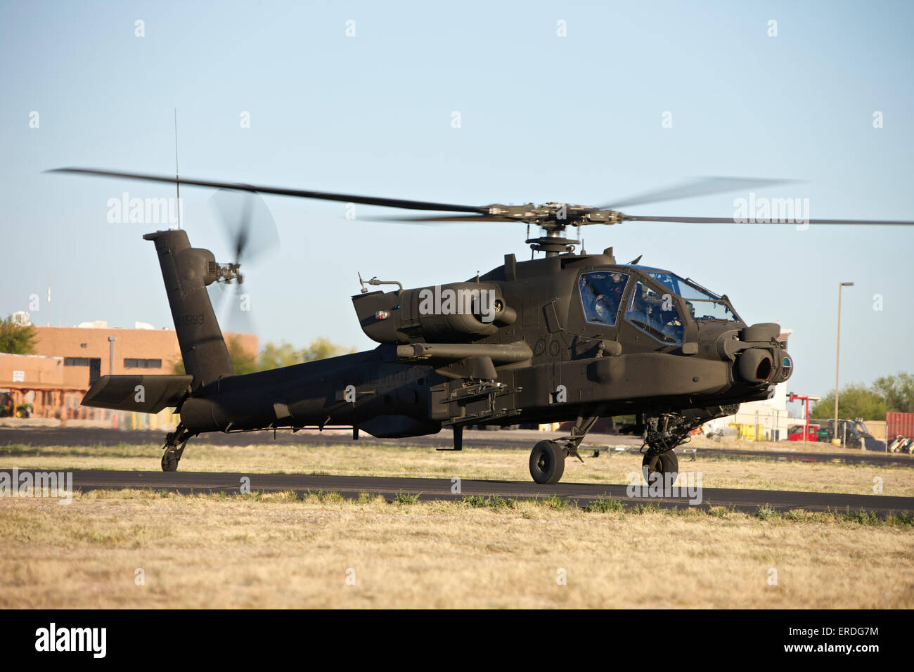 AH - 64D Apache Longbow Rollen heraus zur Startrampe während Übung Engel Thunder 2013. Stockfoto