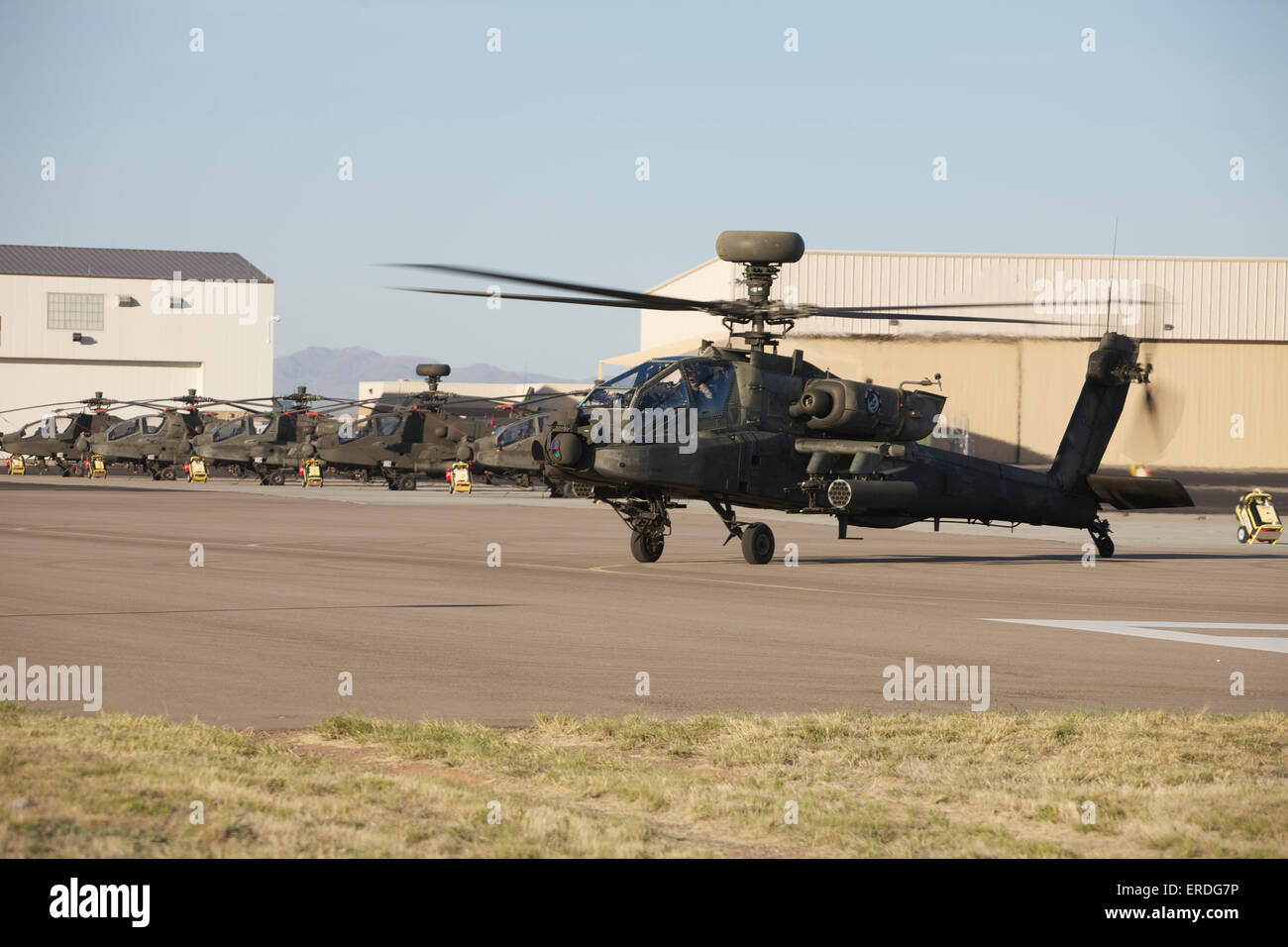 AH - 64D Apache Longbow Rollen heraus zur Startrampe während Übung Engel Thunder 2013. Stockfoto