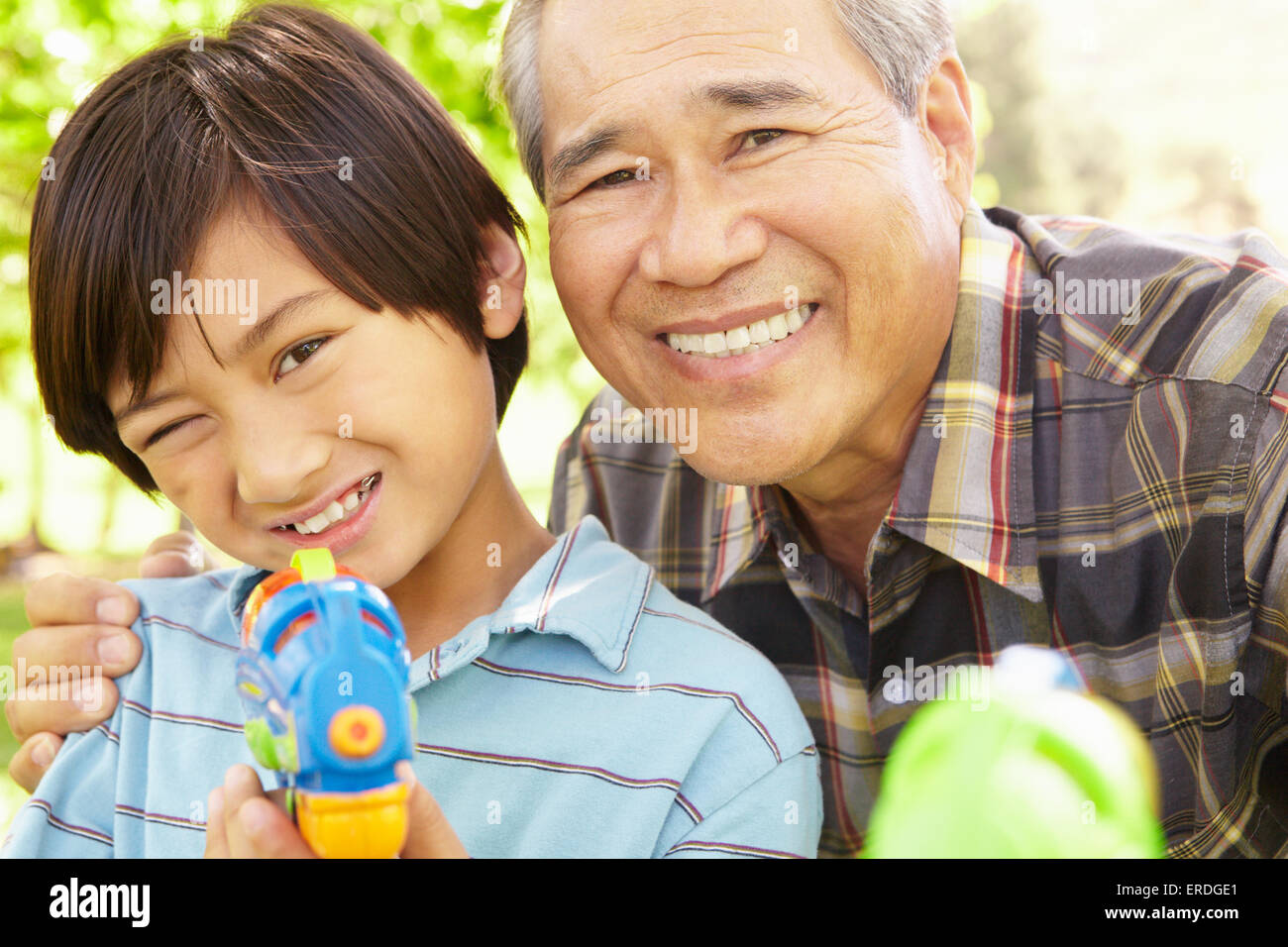 Junge und Großvater mit Wasserpistolen Stockfoto