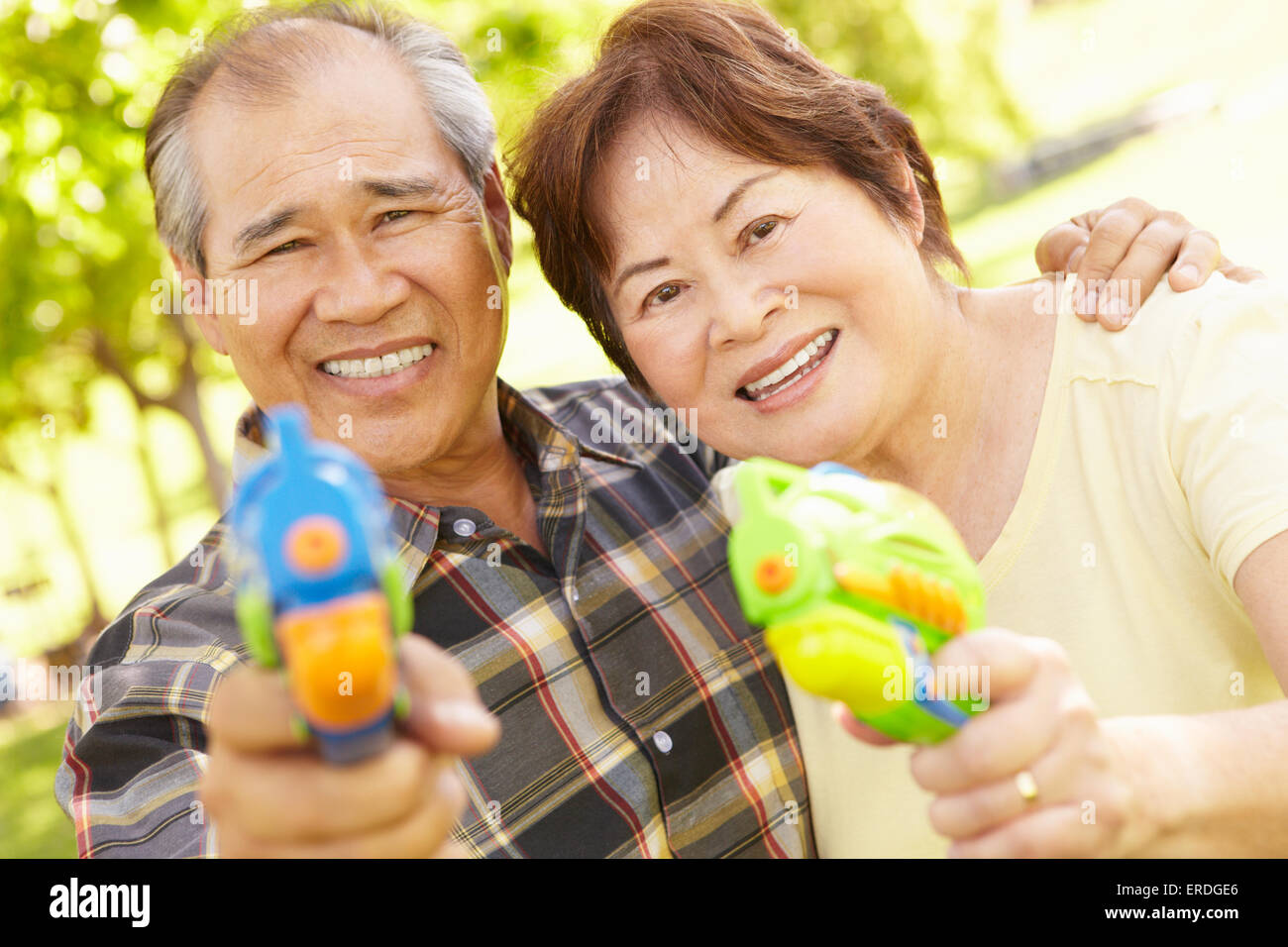 Älteres Paar mit Wasserpistolen Stockfoto