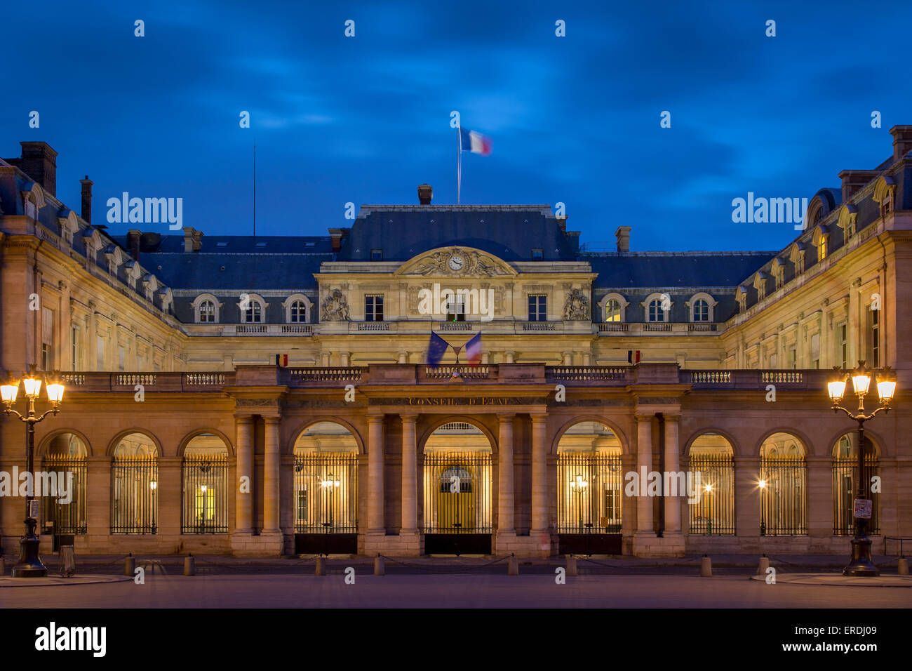 Dämmerung außerhalb Palais Royal, Paris, Frankreich Stockfoto
