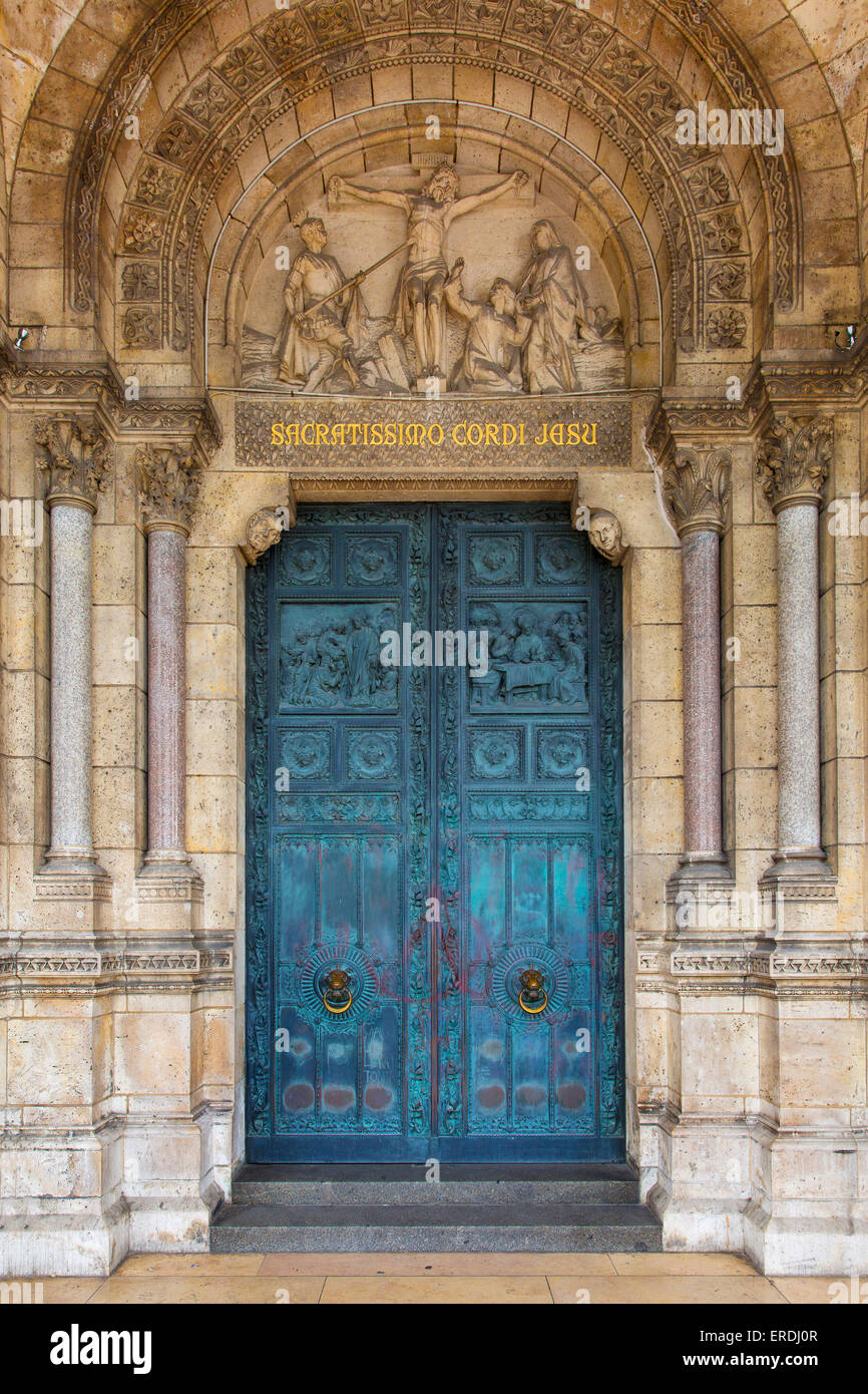 Geschnitzte Holztüren am Eingang zum Basilique du Sacre Coeur, Montmartre, Paris, Frankreich Stockfoto