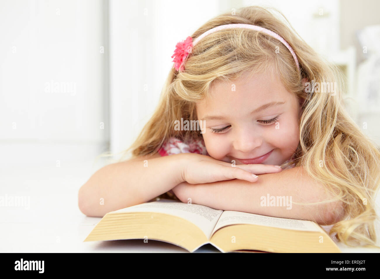 Junges Mädchen Lesebuch im Schlafzimmer Stockfoto