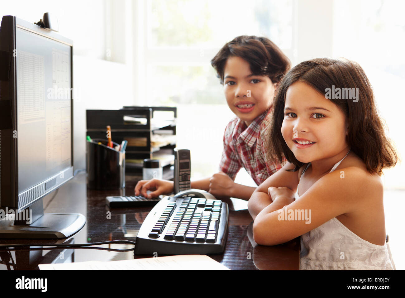 Hispanischen Kinder mit Computer zu Hause Stockfoto