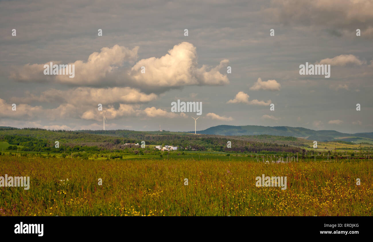 Windkraftanlagen mit einem malerischen Berg Stockfoto