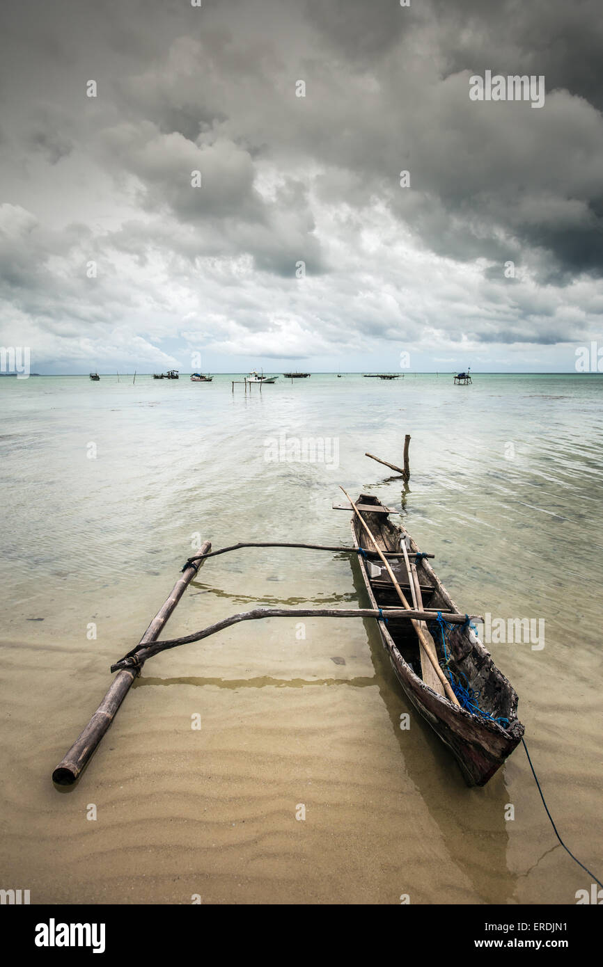 Fischerboot am Meeresufer an einem bewölkten Tag Stockfoto