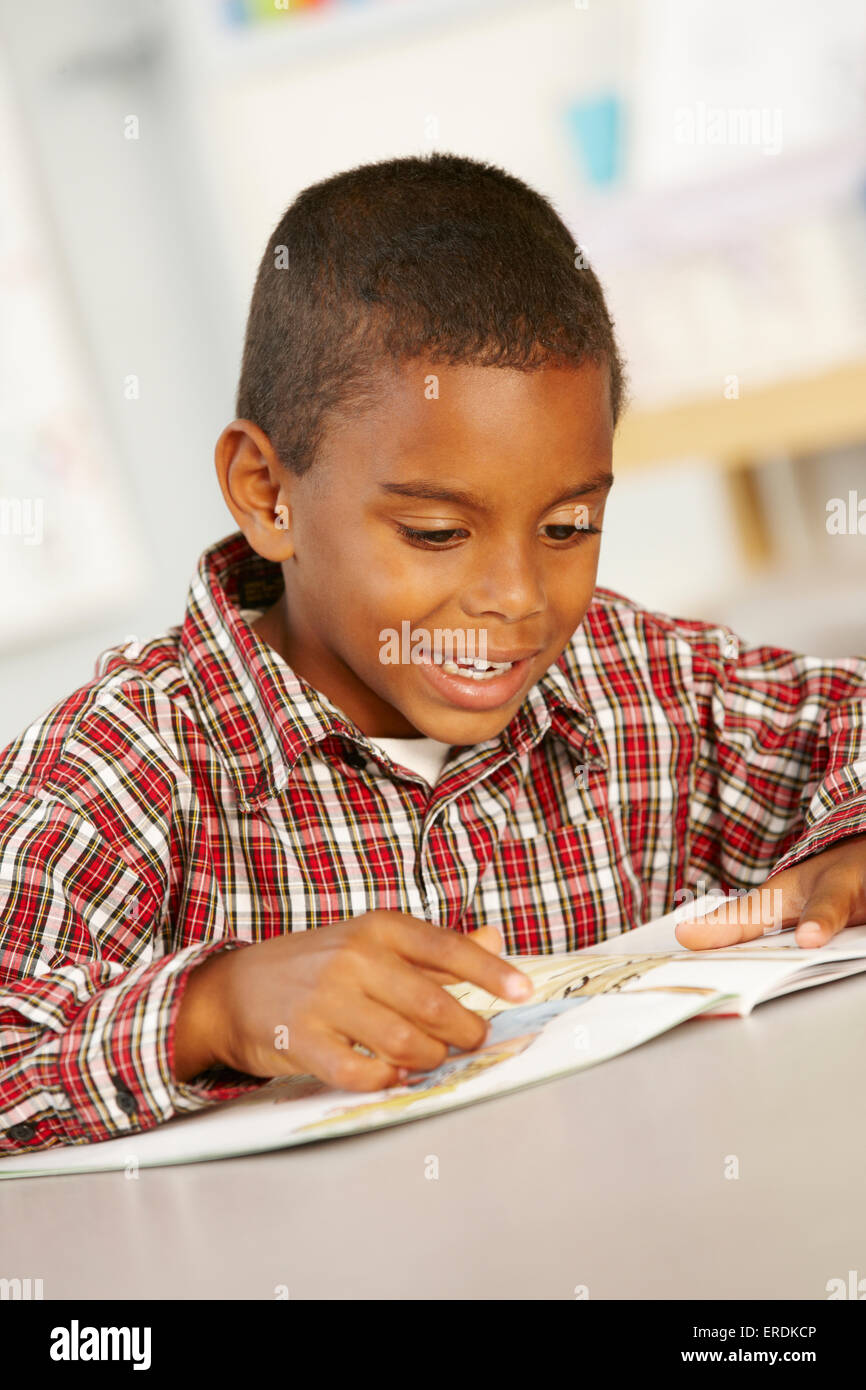 Grundschulkind Schuljunge Lesebuch In der Klasse Stockfoto