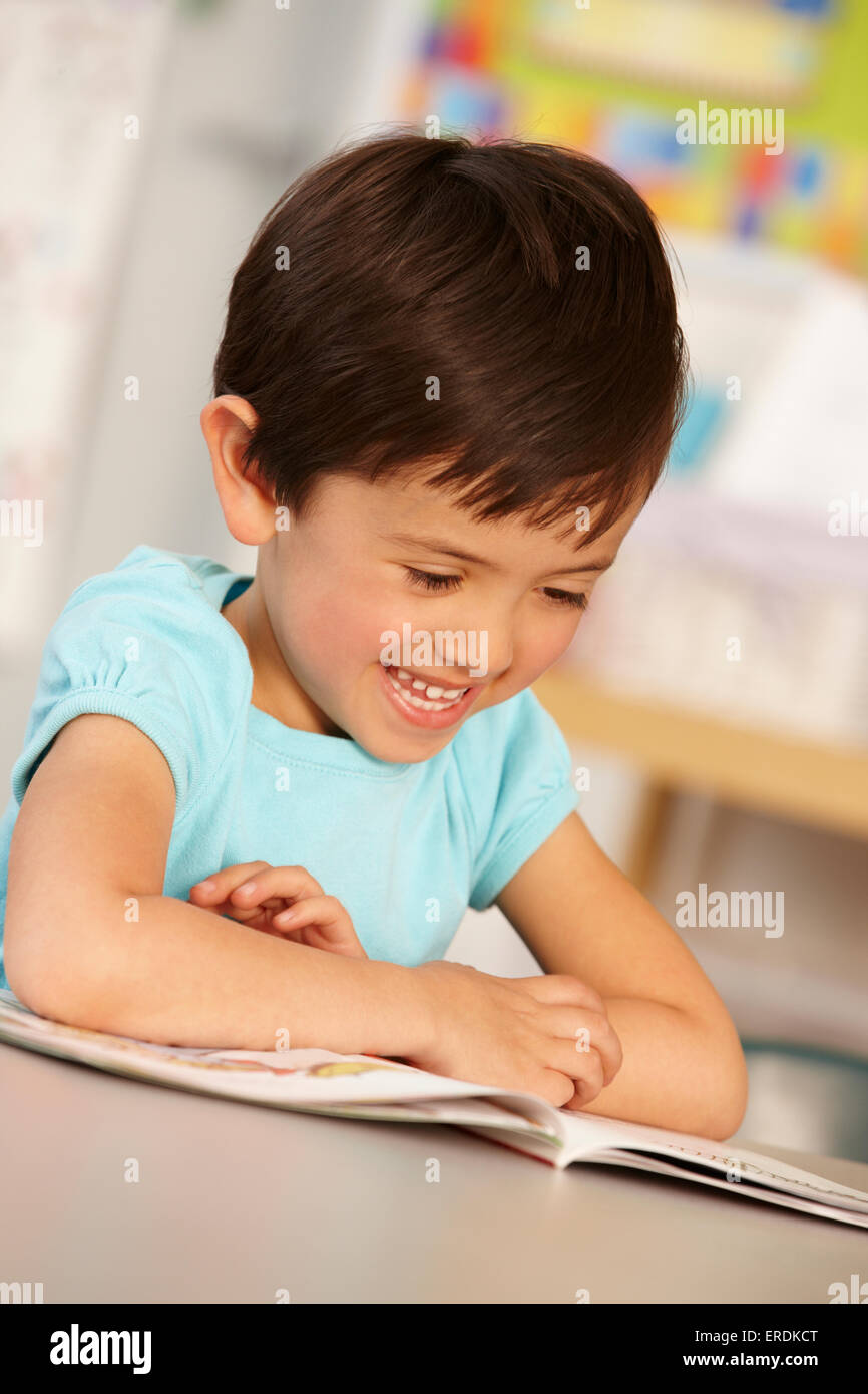 Grundschulkind Schulmädchen Lesebuch In der Klasse Stockfoto