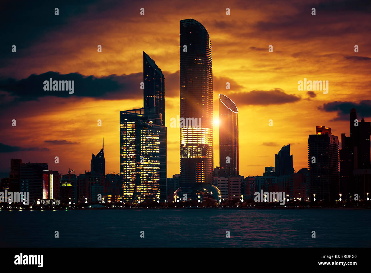 Blick auf Skyline von Abu Dhabi bei Sonnenuntergang, Vereinigte Arabische Emirate, spezielle fotografische Verarbeitung. Stockfoto