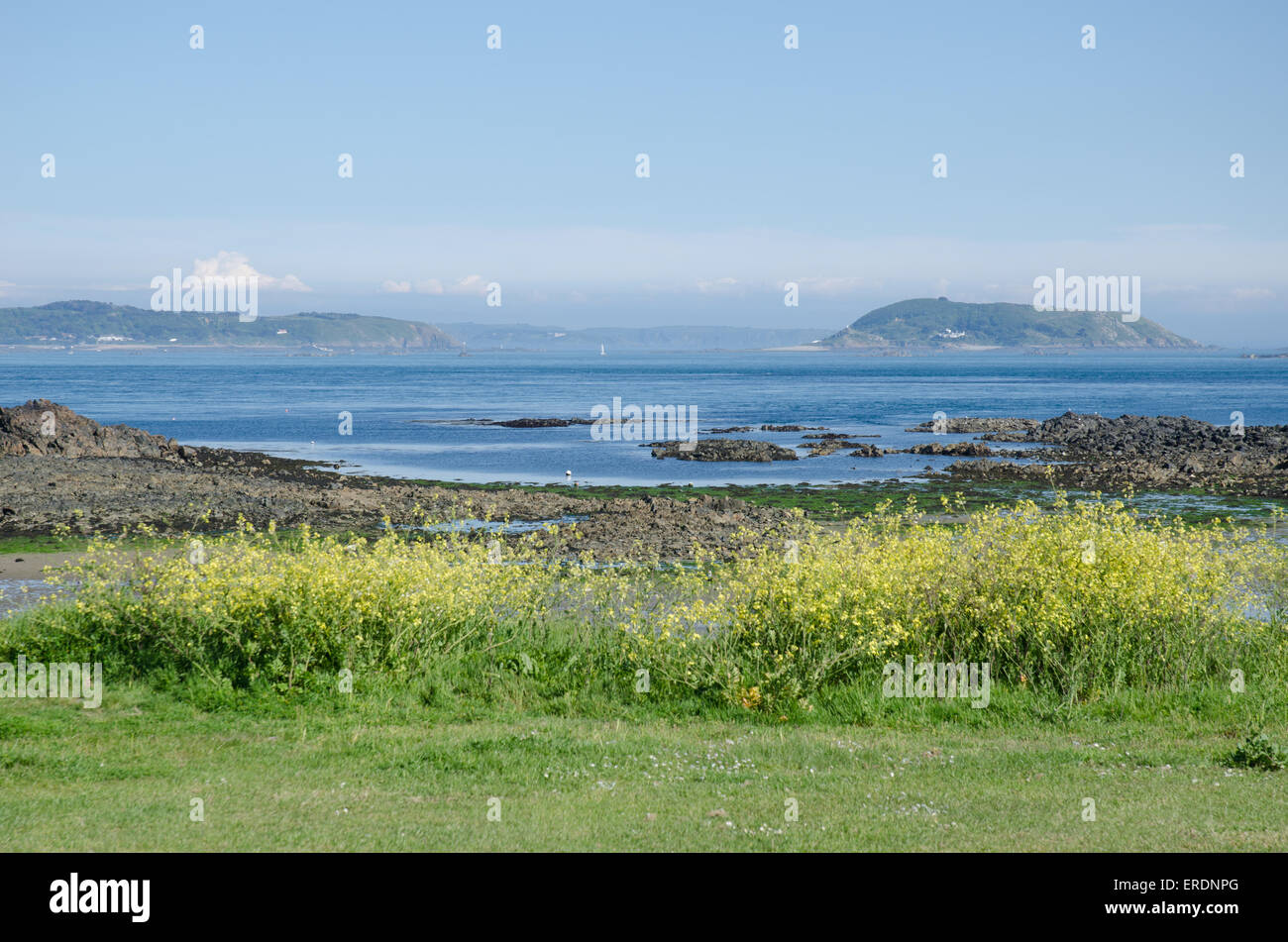 Guernsey-Küste in Kanalinseln zeigt benachbarten Inseln Stockfoto