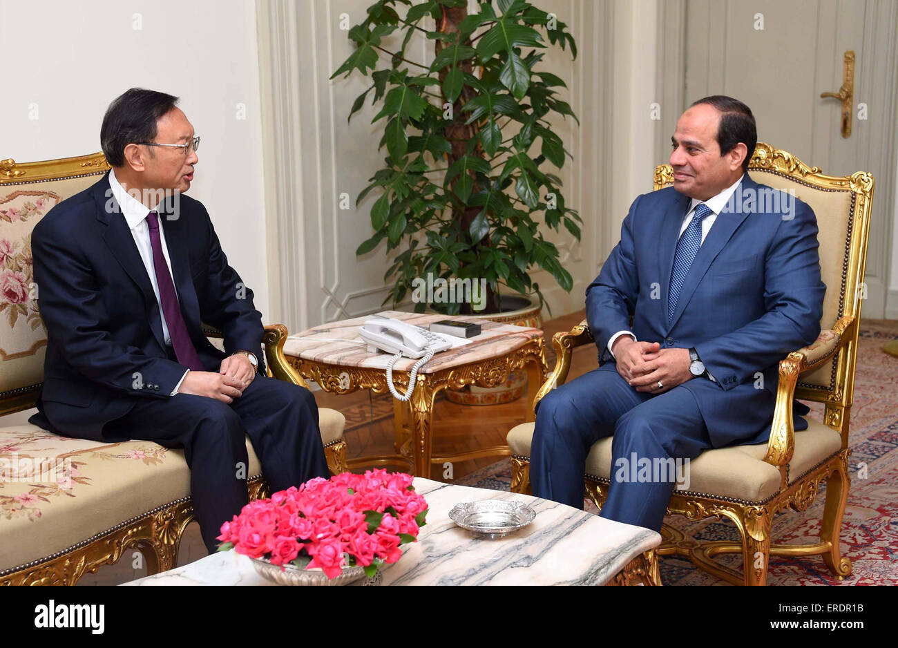 Kairo, Ägypten. 1. Juni 2015. Der ägyptische Präsident Abdel-Fattah al-Sisi (R) trifft sich mit dem Besuch der chinesische Staat Hofrat Yang Jiechi auf den Präsidentenpalast in Kairo, Ägypten, 1. Juni 2015 © Ägyptische Präsidentschaft/APA Bilder/ZUMA Draht/Alamy Live News Stockfoto