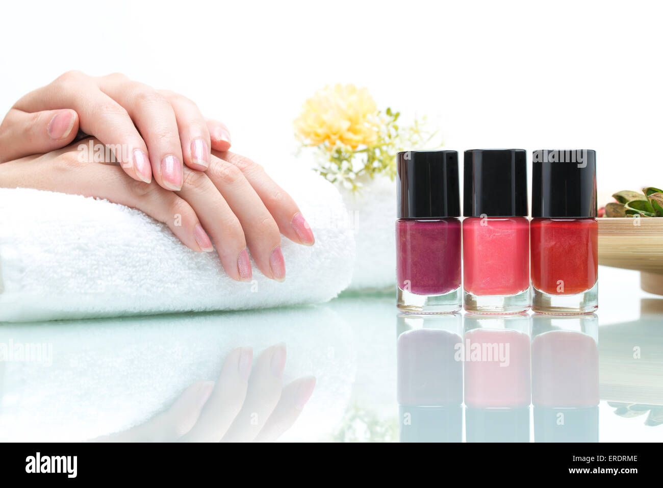 Hände am Handtuch mit bunten Nagellack Stockfoto