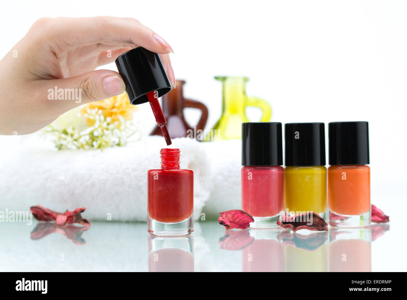 Blume auf Handtuch und bunten Nagellack Nail Spa Stockfoto