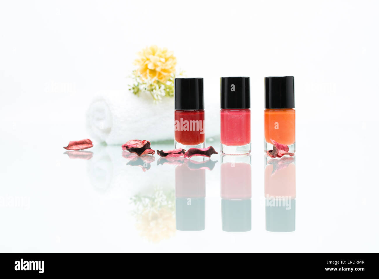 Bunte Nagellacke und Handtuch und getrocknete Blumen Stockfoto
