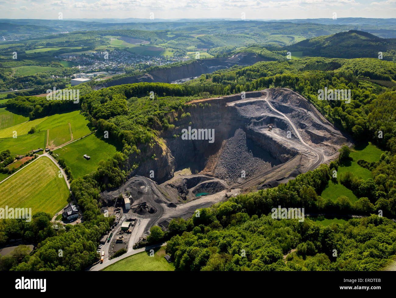 Kalkstein Bergbau, entwickelnden Gebiet unterhalb des Steinbruchs Herdringen Steinbruch Ebel, Arnsberg, Sauerland, Nordrhein-Westfalen, Deutschland Stockfoto