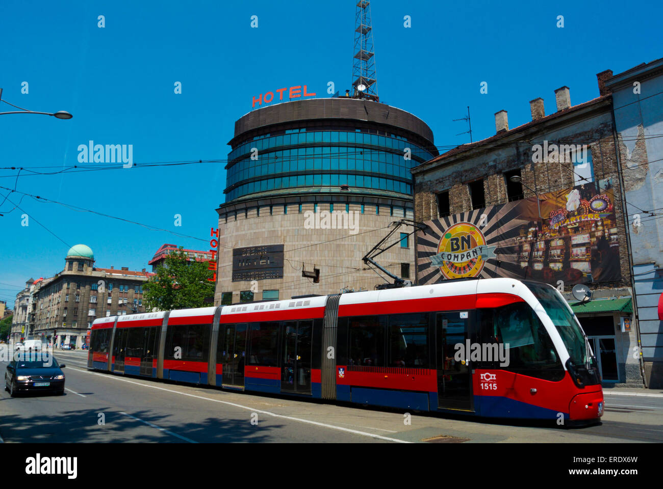 Straßenbahn vor Eisenbahn- und Bus-Stationen, Karadordeva Straße, Belgrad, Serbien, Südosteuropa Stockfoto